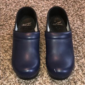 Women’s size 9 Dansko clogs.